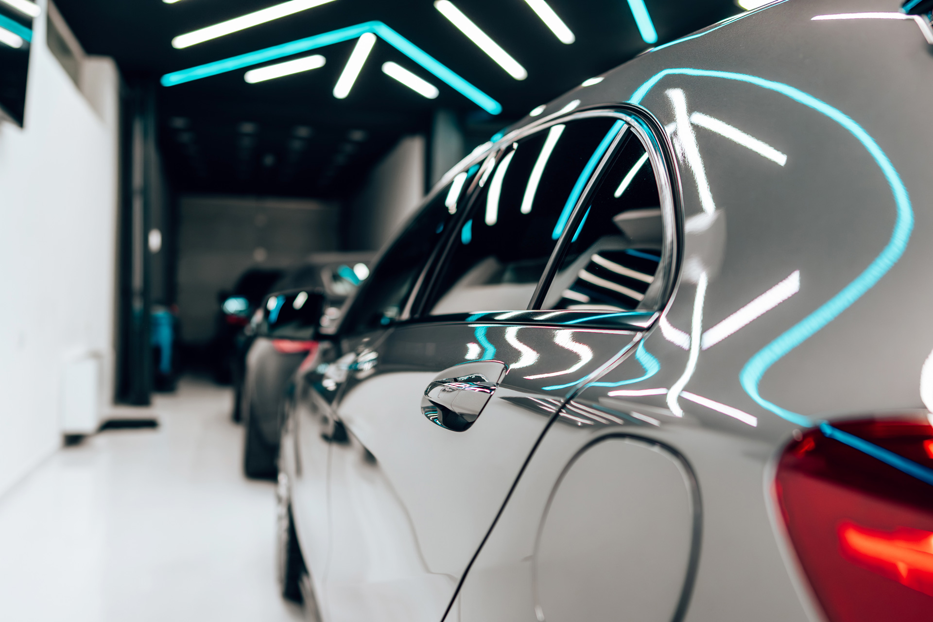 Glänzende Fahrzeugoberfläche nach professioneller Autoaufbereitung bei Car Detailing Fulda.