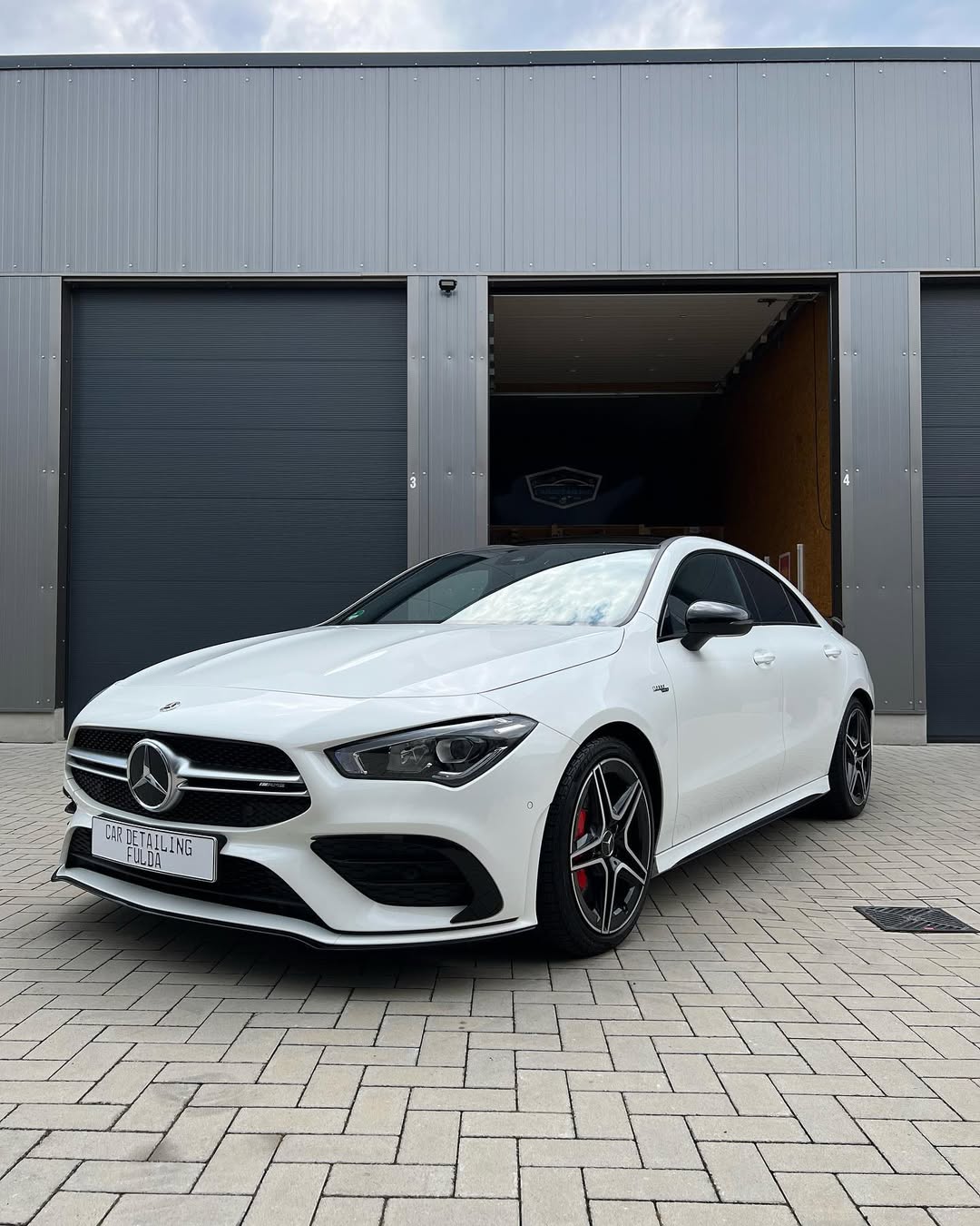 Mercedes-AMG CLA 35 vor der Halle von Car Detailing Fulda nach vollständiger Fahrzeugaufbereitung.